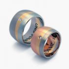 <div class="fancy-desc"><div class="fancy-desc-left"><span class="secondary label radius">wedding rings</span> <span class="secondary label radius">bicolours</span></div><div class="fancy-desc-right"><div class='fb-share-button' data-href='https://www.cf-creation.ch/en/2010_04_asa2010_13/' data-layout='button' data-size='small' data-mobile-iframe='true'></div></div></div>