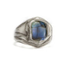 <div class="fancy-desc"><div class="fancy-desc-left"><span class="secondary label radius">bague</span> <span class="secondary label radius">homme</span> <span class="secondary label radius">labradorite</span> <span class="success label radius">nouveauté</span></div><div class="fancy-desc-right"><div class='fb-share-button' data-href='https://www.cf-creation.ch/2019_12_mg-023/' data-layout='button' data-size='small' data-mobile-iframe='true'></div></div></div>